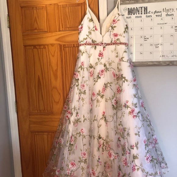 PROM DRESSES - Picture 2 of 4